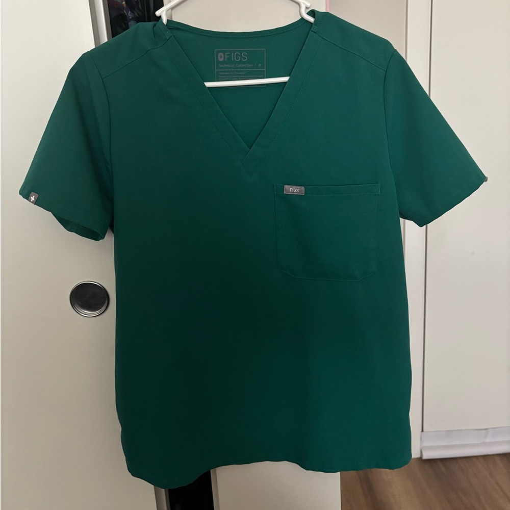 Figs Scrub top in Hunter green